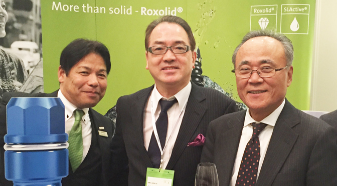 右:ストローマンジャパン 社長 嶋田 敦 氏 中央:有心会クリア歯科総院長 木村 正信 左:ストローマンジャパン セールスマネジャー